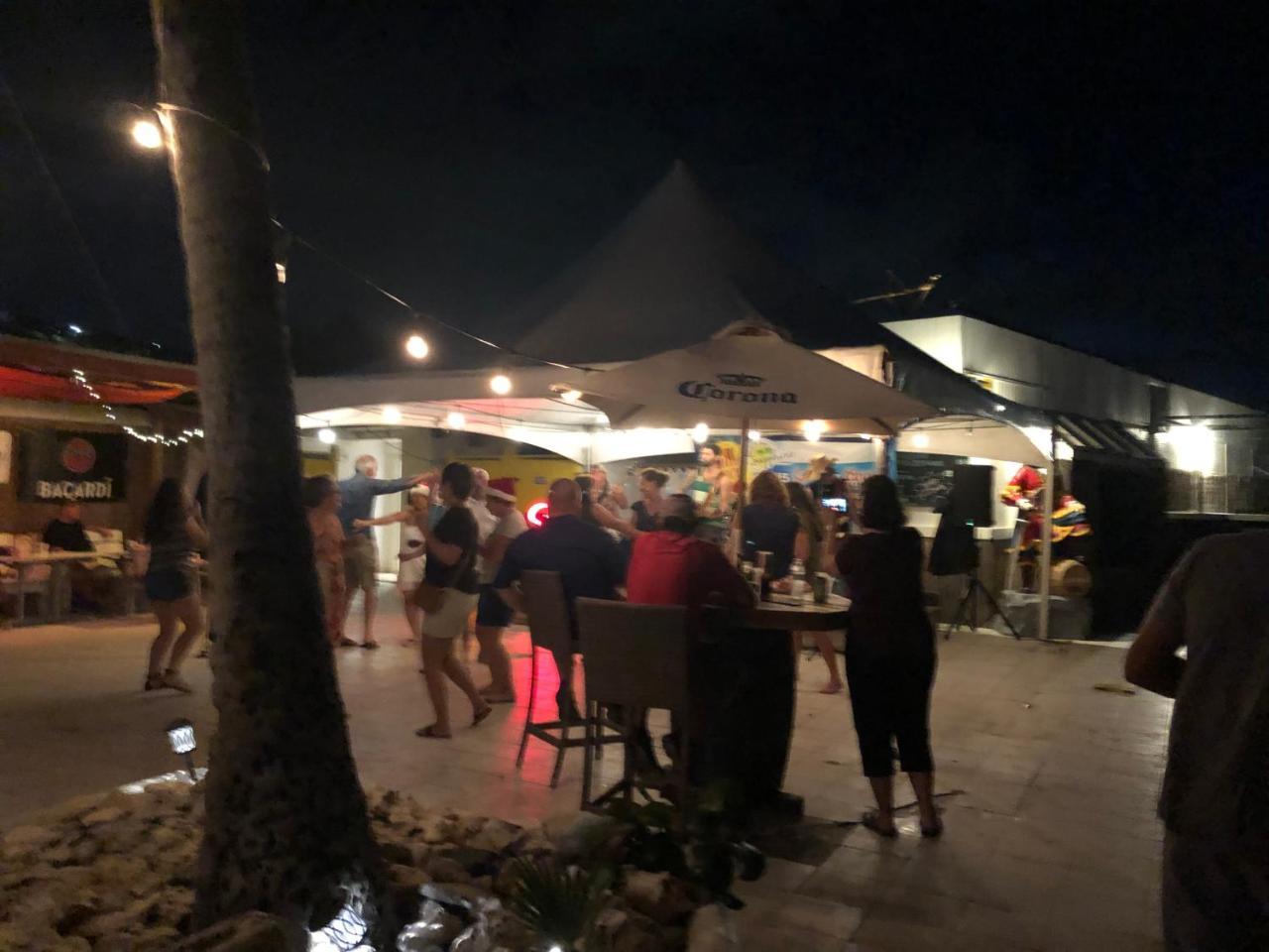 蓝宝石海滩度假村 East End  外观 照片